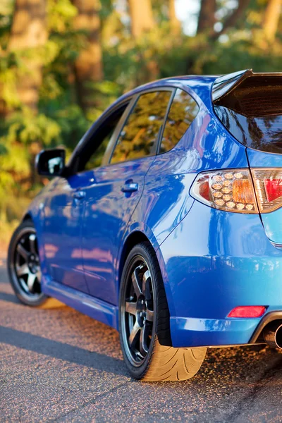 Vista frontal lateral del coche deportivo azul — Foto de Stock