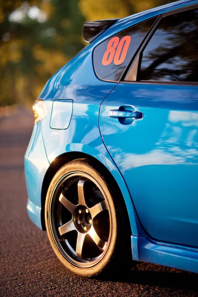 Vista frontal lateral del coche deportivo azul — Foto de Stock