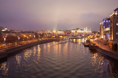 Moskova Kremlin Patriarchal üzerinden görünümünü köprü akşamları. Rusya