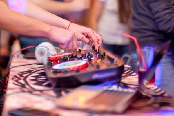 DJ blanda musik på konsolen på nattklubben — Stockfoto