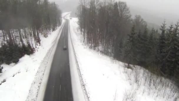 Hóval borított út légi felvételei a Kárpátok vidékén — Stock videók