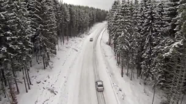 Vue Aérienne D'une Route Couverte De Neige Dans Les Montagnes Carpates De La Campagne