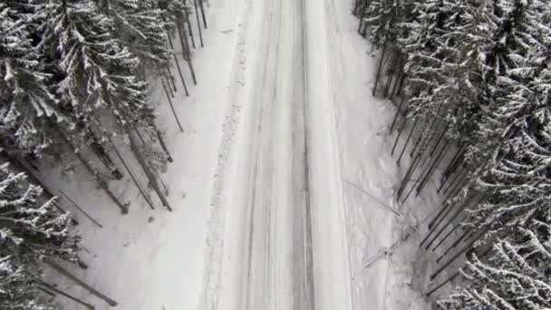 Auto op een weg van winter weg gebroken in de Karpaten — Stockvideo