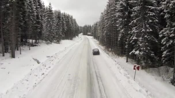 Coche roto en una carretera de invierno en las montañas Cárpatos — Vídeo de stock