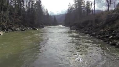Kaynak suyu havadan çekim dağlar Nehri üzerinde buhar