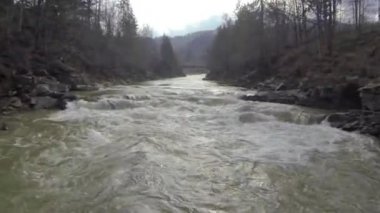 Kaynak suyu havadan çekim dağlar Nehri üzerinde buhar