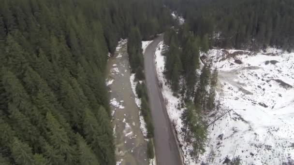 Luchtfoto van berg rivier in de buurt van de weg — Stockvideo