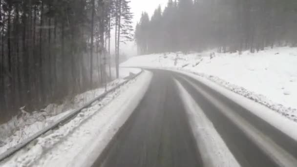 Luchtfoto van de besneeuwde weg in het Karpaten gebergte — Stockvideo