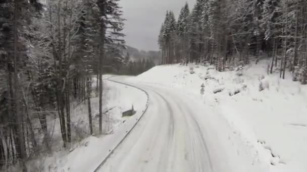 Flygfoto av snötäckta vägen i Karpaterna på landsbygden — Stockvideo