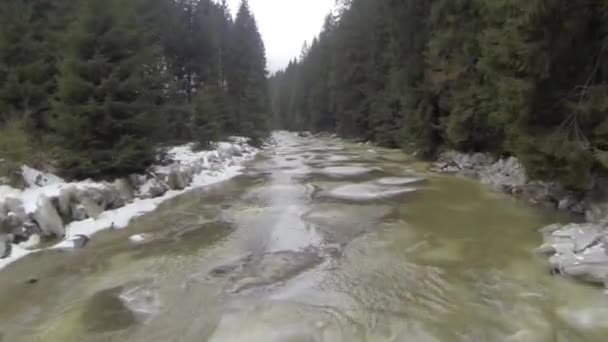 Повітряний знімок зимового водяного пари на горах річки — стокове відео