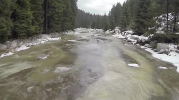 Воздушный кадр зимнего водяного пара на горной реке — стоковое видео