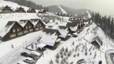 Kışın tepedeki evlerin hava atış