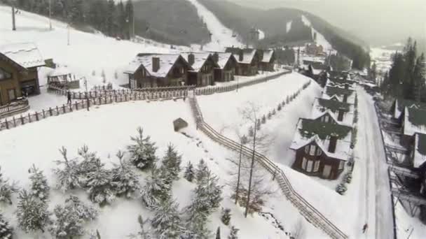 Tiro aéreo de casas na colina no inverno — Vídeo de Stock
