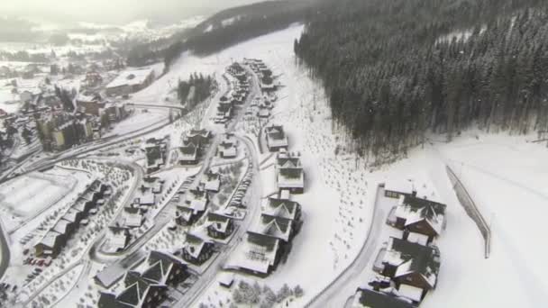 Plano aéreo de las casas en la colina en invierno — Vídeo de stock