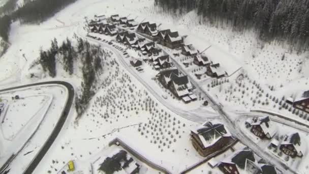 Luchtfoto van huizen op de heuvel in de winter — Stockvideo