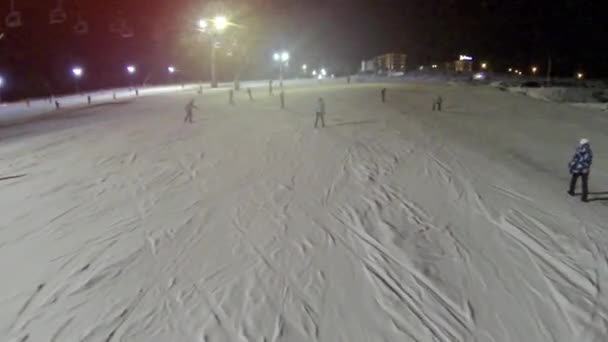 Légi felvétel ski lejtőn a Bukovel resort éjjel — Stock videók