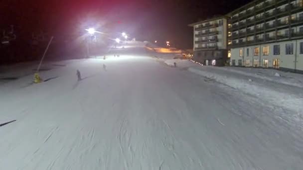 Kayak hava atış Bukovel resort geceleri eğimlidir. — Stok video