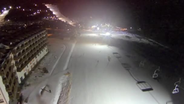 Kayak hava atış Bukovel resort geceleri eğimlidir. — Stok video
