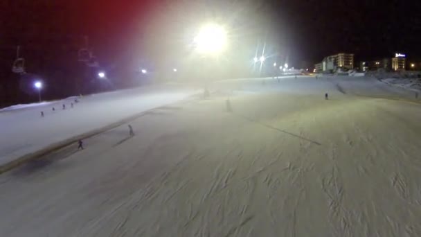 Légi felvétel ski lejtőn a Bukovel resort éjjel — Stock videók