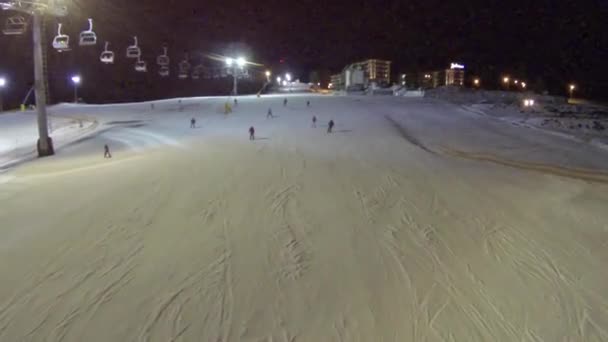 Légi felvétel ski lejtőn a Bukovel resort éjjel — Stock videók