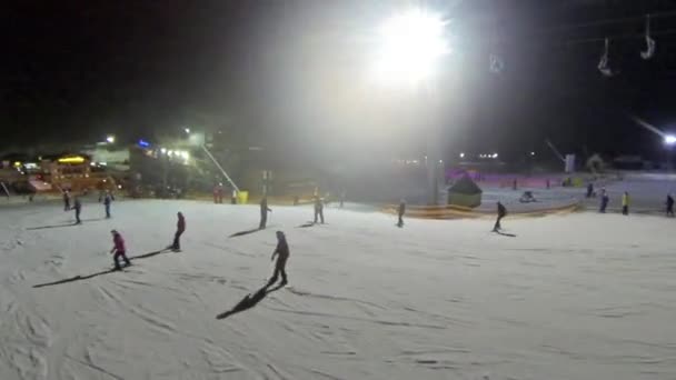 Аэросъемка горнолыжного склона на курорте Буковель ночью — стоковое видео