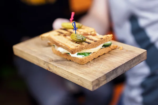 Sandwich fresco y sabroso con jamón y verduras sobre tabla de madera — Foto de Stock