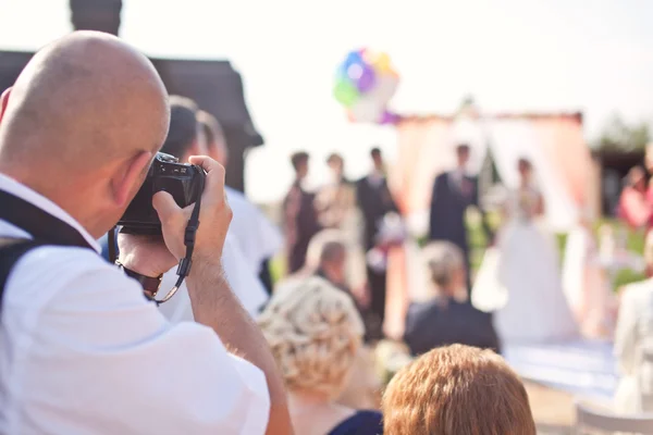Fotógrafo fotografando uma cerimônia de casamento — Fotografia de Stock