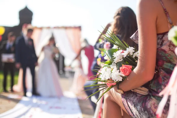 Cerimônia de casamento ao ar livre, foco no buquê de flores — Fotografia de Stock