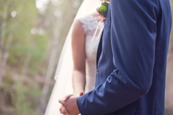 Hugs the bride and groom — Stock Photo, Image