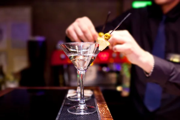 Barmanul decorează stemware cu martini — Fotografie, imagine de stoc