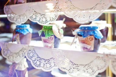 Kavanoz reçel bir şekilde dekore edilmiş Ajur peçete vitrin tarih ile