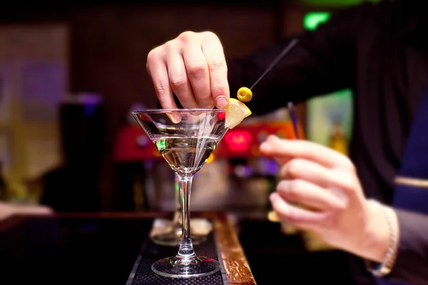Barman zdobí kalíšky s martini — Stock fotografie