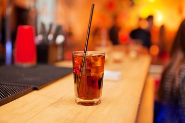 Cam soğuk içecek çubuğundaki Sayaç