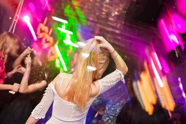 Meisje dansen in een nachtclub — Stockfoto