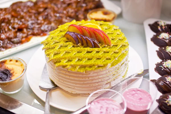 Frutado - bolo de pistache em uma mesa de bufete — Fotografia de Stock