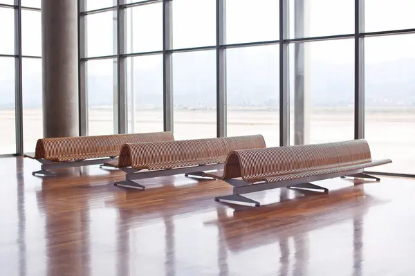 Bancs dans la zone d'attente d'un aéroport — Photo