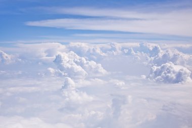 Mavi bulutlu gökyüzü. Lombar görüntülemek