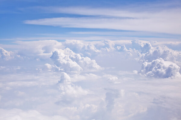 Голубое облачное небо. Вид из иллюминатора
