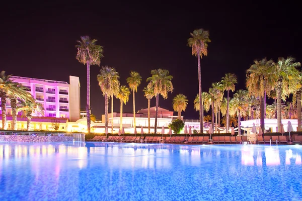 Zwembad in het hotel grondgebied bij nacht. Marmaris. Turkije — Stockfoto