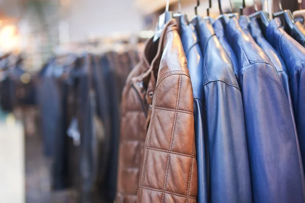 Collection of leather jackets on hangers in the shop — Stock Photo, Image