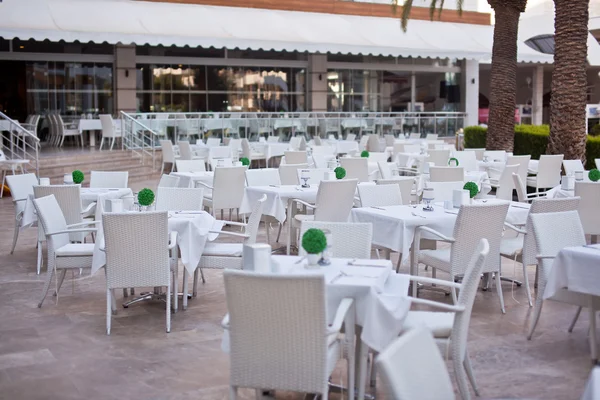 Tabellen in een zomerterras — Stockfoto