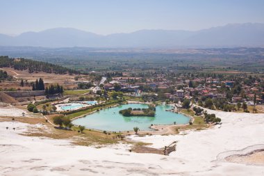 Pamukkale. Türkiye. Dağ yamacı Traverten ve valley Gölü ile