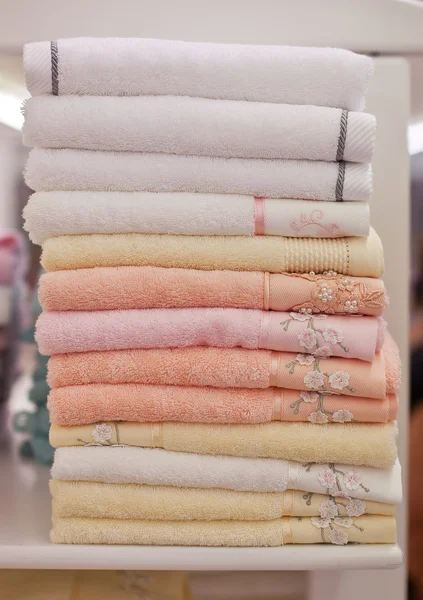 Pila de color de toallas de rizo en el estante —  Fotos de Stock