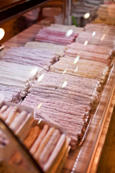 在商店橱窗里琳琅满目的土耳其软糖 — 图库照片