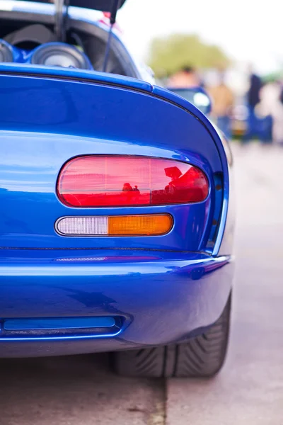 Visão lateral traseira do carro esporte azul — Fotografia de Stock