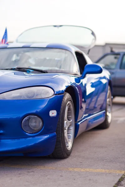 Vue latérale gauche de la voiture de sport bleue — Photo