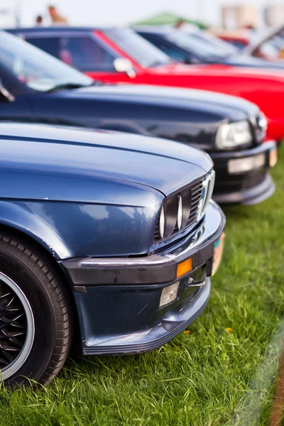 Vista frontal derecha del coche viejo negro — Foto de Stock