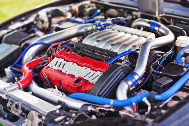 Yakın çekim fotoğraf boru ile modern turbo motor