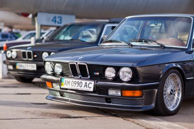 Kiev, Ukrayna - 22 Nisan 2016: Araba Bmw e23 Festivali'nde vintage arabalar Oldcarland-2016 Kiev. Ön yan arabayla yakın çekim