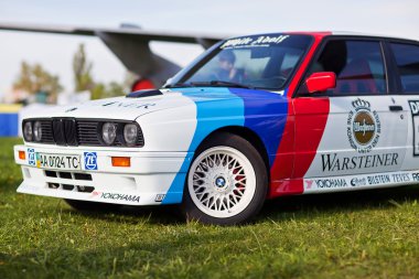 Kiev, Ukrayna - 22 Nisan 2016: Araba Bmw e30 M3 Festivali'nde vintage arabalar Oldcarland-2016 Kiev. Yan görünüm, önünde